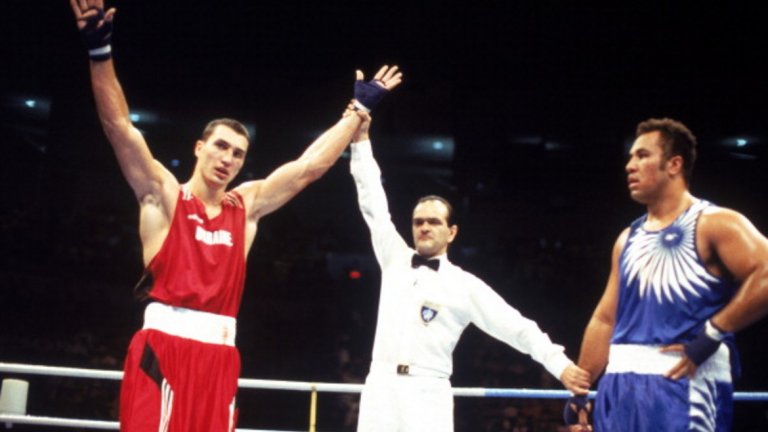 №10 Август 1996 г.: Печели олимпийското злато в супертежка категория
Подобно на други легенди като Али, Фрейзър и Форман, възходът на Кличко в тежка категория дойде след спечелването на злато от Олимпийските игри. 16 години преди Джошуа да спечели златото в Лондон 2012, Кличко стори това на Игрите в Атланта. "Това бе сред най-важните моменти в живота ми, а и за моята страна, която тогава за пръв път участва самостоятелно на Олимпийски игри", разказва Кличко. По-късно Стоманеният чук продаде медала си на търг за благотворителност.
