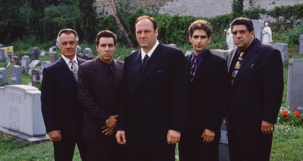 3. The Sopranos / "Семейство Сопрано" (1999 - 2007 г.)
Ултимативната история за антигерой от мафията, когото зрителите до самия край не могат да са сигурни дали харесват наистина. "Семейство Сопрано" не е просто сериал за мафията - той прави дисекция на това какво е да бъдеш гангстер и какво е да бъдеш мъж в среда на токсична мъжественост. 
Този сериал печели зрителите с комбинацията между подземния свят и кротките предградия, престъпността и баналността в живота.