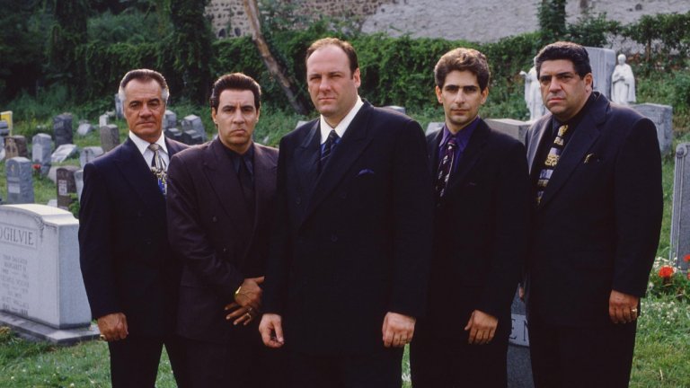3. The Sopranos / "Семейство Сопрано" (1999 - 2007 г.)
Ултимативната история за антигерой от мафията, когото зрителите до самия край не могат да са сигурни дали харесват наистина. "Семейство Сопрано" не е просто сериал за мафията - той прави дисекция на това какво е да бъдеш гангстер и какво е да бъдеш мъж в среда на токсична мъжественост. 
Този сериал печели зрителите с комбинацията между подземния свят и кротките предградия, престъпността и баналността в живота.