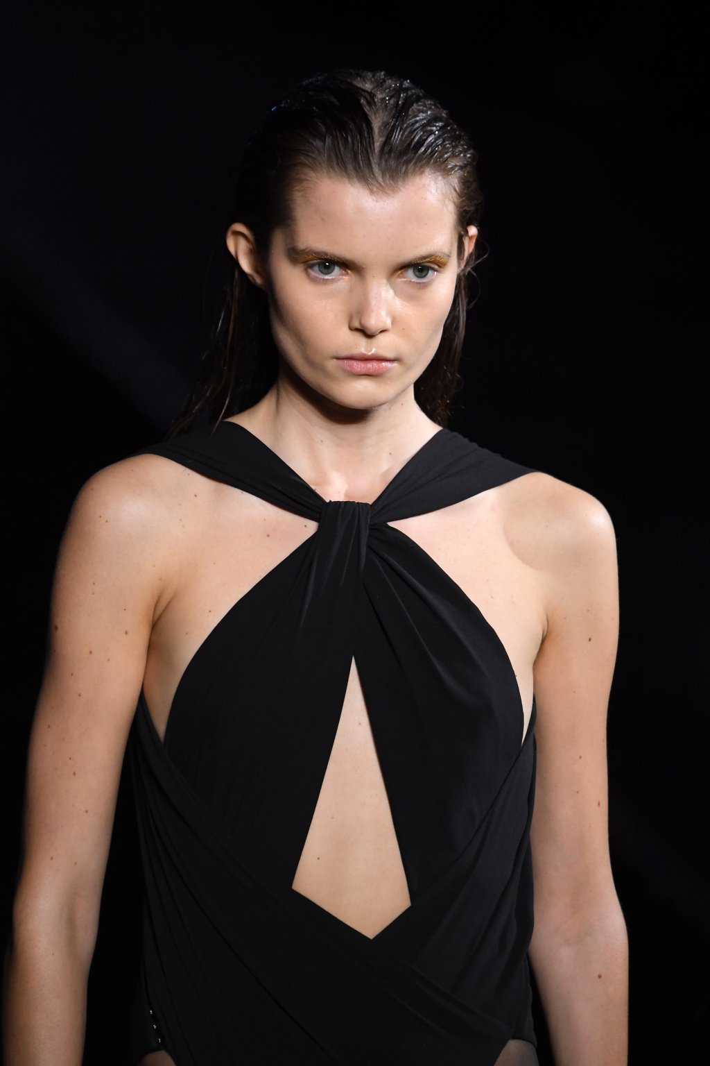 Модел на YSL за сезон пролет-лято 2019 година