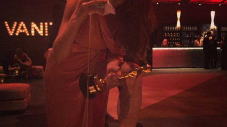 След като спечели "Оскар" за най-добра главна женска роля, Брий Ларсън събу токовете, сложи Converse-а и реши да похапне. Това се случи по време на афтърпартито на списание Vanity Fair. Снимката е от Instagram-а на актрисата.