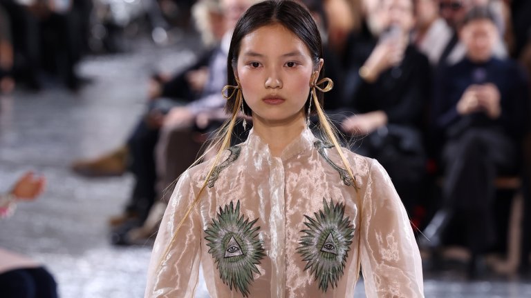 Отново тоалет на Jean-Paul Gaultier с прозираща материя и цветни детайли.