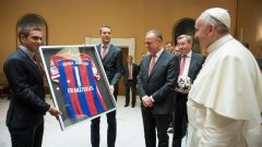 Папа Франциск получи фланелка на Байерн и дарение от 1 милион евро