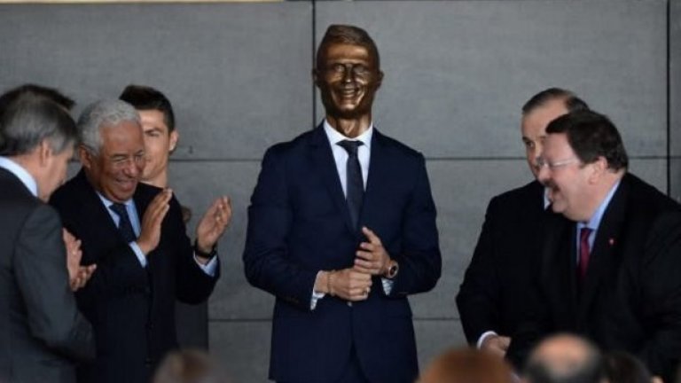 Година по-късно Роналдо най-накрая получи статуята, която заслужава