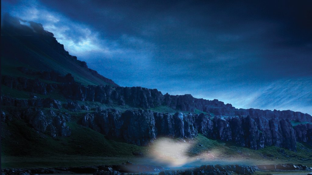 1. Hamarinn (The Cliff)/Скалата
Исландски сериал, който проследява историята на криминален детектив, изпратен да работи сред малка общност в Исландия, където помага на местна полицайка да разследва подозрителен инцидент. Заедно те разкриват мистерият