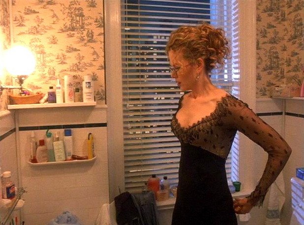 Шокиращо за много хора, Никол Кидман се появява гола съвсем в началото на последния филм на Стенли Кубрик "Широко затворени очи" ( Eyes Wide Shut) от 1999 година. И въпреки че филмът тепърва ще се разгръща, цял 1% от хората паузират и връщат точно тази сцена с преобличането на актрисата