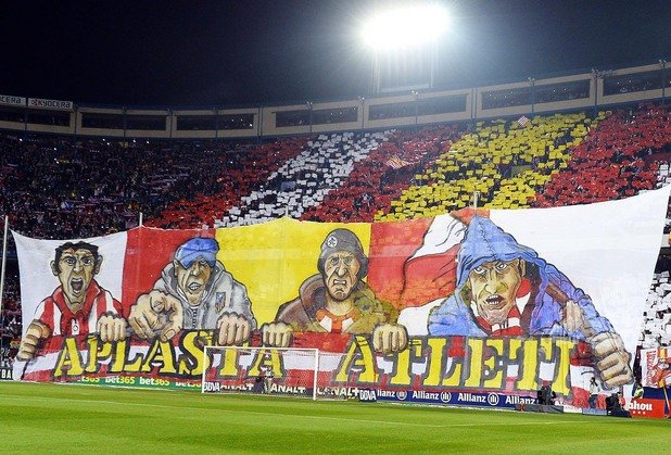 "Атлети ще ви разбият", пише на заканата от трибуните на "Висенте Калдерон" преди реванша с Барселона за Купата на Краля. "Атлети" - така наричат себе си ултрасите на Атлетико (Мадрид).