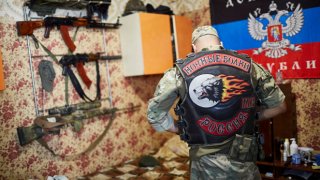 Не всички рокери по света са бунтари и не всички рокерски клубове са „организирани престъпни групи". Но такива, които се позиционират в непосредствена близост до властта, а клубовете им работят като филиали на държавния апарат, са си направо казано екзотика.