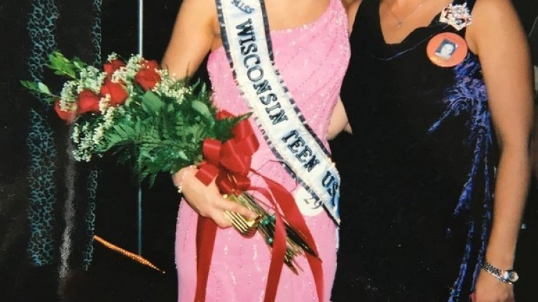 Мила започва кариерата си като модел на 16, когато печели тийнейджърската версия на конкурса Мис Уисконсин.