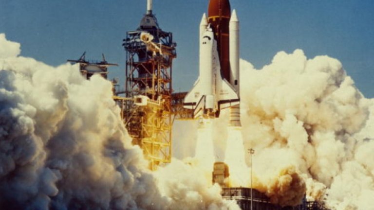 Трагедията "Чалънджър"

През 1986 г. совалката "Чалънджър" се взриви едва 72 секунди след изстрелването си. Загинаха всички 7 астронавти на борда.

Милиони зрители станаха свидетели на експлодирането, станало малко след изстрелването от космическия център "Кенеди". Сред наблюдаващите трагедията бяха и много деца. Заради случилото се полетите на совалките бяха спрени за цели 32 месеца.

Въпреки това през 2003 г. трагедията се повтори. Тогава совалката "Колумбия" се разпада на части над Тексас при връщането си на Земята.