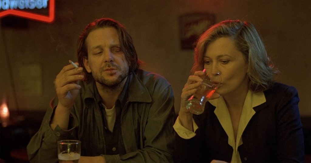 Мики Рурк в \"Муха на бара\" (Barfly, 1987)
Хенри Чинаски е образ, създаден в чест на знаменития Чарлз Буковски. 