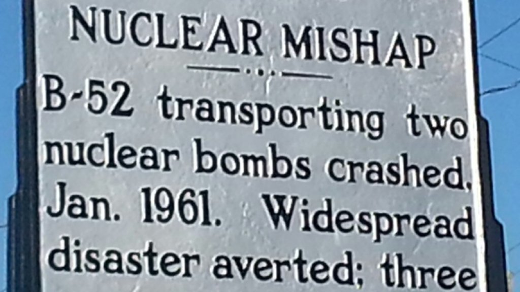 1961_Goldsboro_B-52_crash_sign_-__Nuclear_Mishap__marker_in_Eureka,_NC_(cropped)