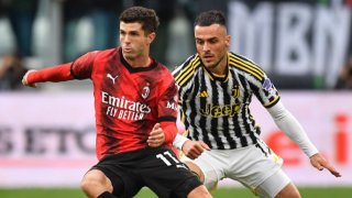 Милан отърва кожата в дербито с Юве