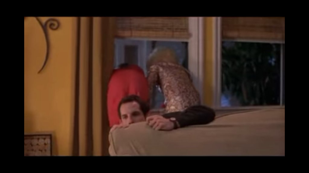 2. “Aх, тази Mери” 

Приемете това с хумор. В сцената, където Камерън Диаз поглежда през прозореца, за да види какво е станало с кучето на хазяйката й, отвън извън кадър е режисьорът Боби Фарели, който показва на Камерън голото си дупе. Писъкът, кой