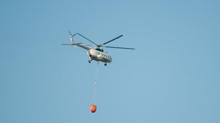 Три хеликоптера в интервал от пет минути изсипваха вода