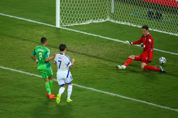Питър Одемвинге (в зелен екип) бележи победния гол за Нигерия...