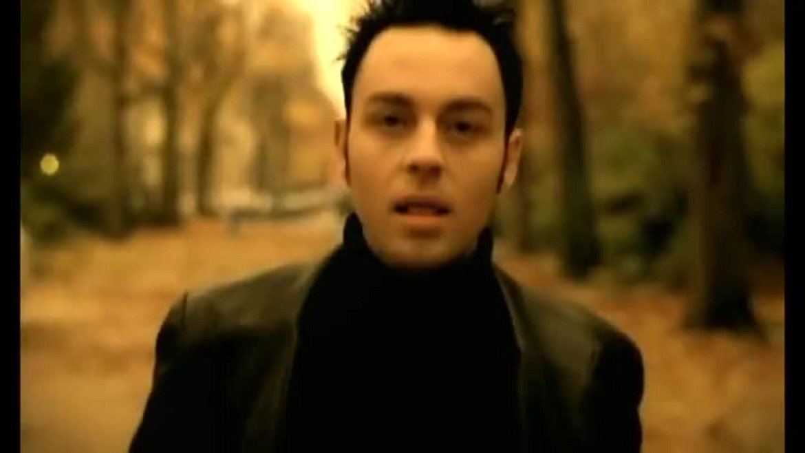 Savage Garden - Truly Madly DeeplyБезумно сладникава и нежна балада, която ти се забива в съзнанието с дни наред, за да си припяваш познатото: 
I want to stand with you on a mountain.
I want to bathe with you in the sea.
I want to lay like this forever.
Until the sky falls down on me