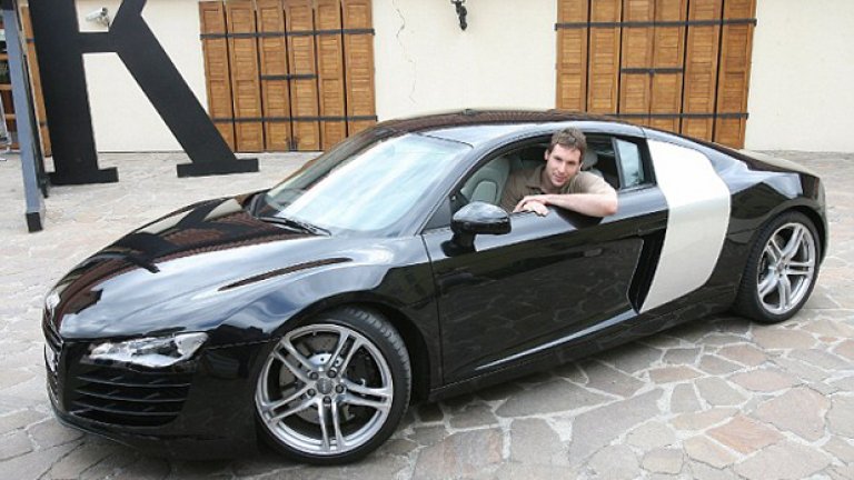 Черният паяк на вратата на Челси - Петер Чех, предпочита солидното и черно Audi R8.