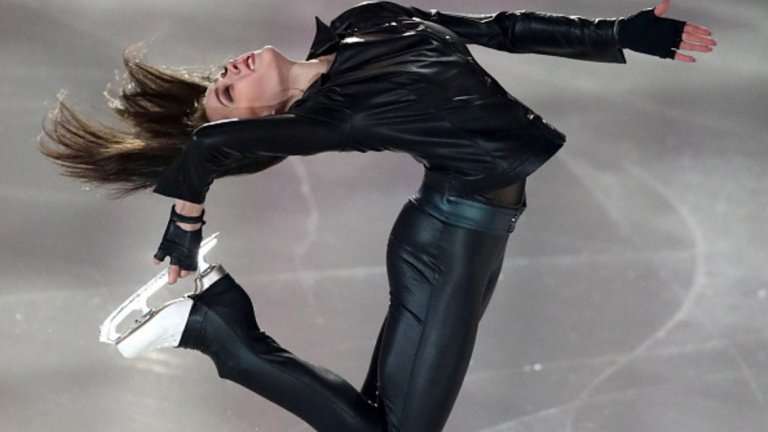 Трендът с все по-секси костюмите продължи една от големите любимки на руската публика – Алина Загитова, на домашния шампионат.