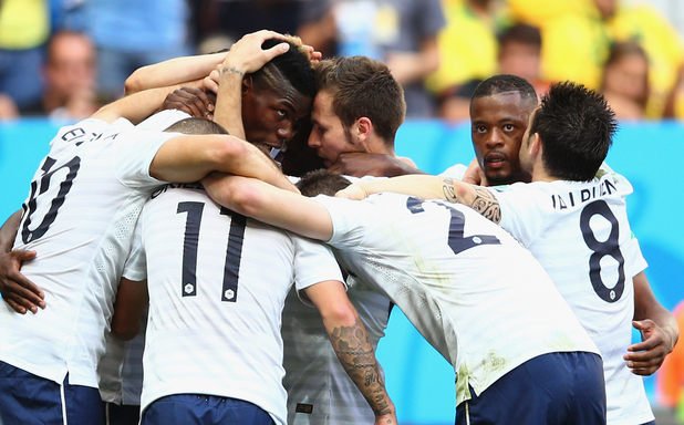 Французите се радват на първия гол на Погба.