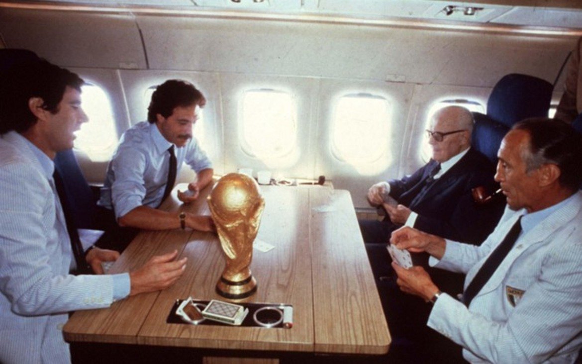 1982-ра - Дино Дзоф, Клаудио Джентиле, треньорът Беардзот и президентът на Италия Алесандро Пертини играят карти. "Скуадра" е световен шампион!