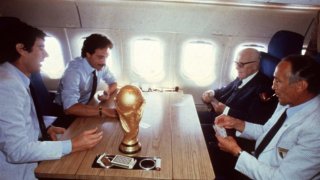 Дино Дзоф, Клаудио Джентиле, треньорът Беардзот и президентът на Италия Алесандро Пертини играят карти в самолета в компанията на току-що спечелената световна титла през 1982 г.