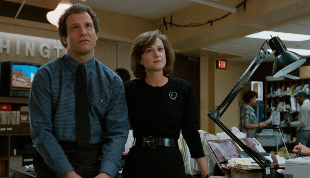 \"Новинарски блок\" (Broadcast News, 1987)
Сюжетът за един работен ден на средноголям новинарски отдел в телевизия е признат най-вече за достоверното представяне на напрежението, в което работят журналистите в нюзрумите. 