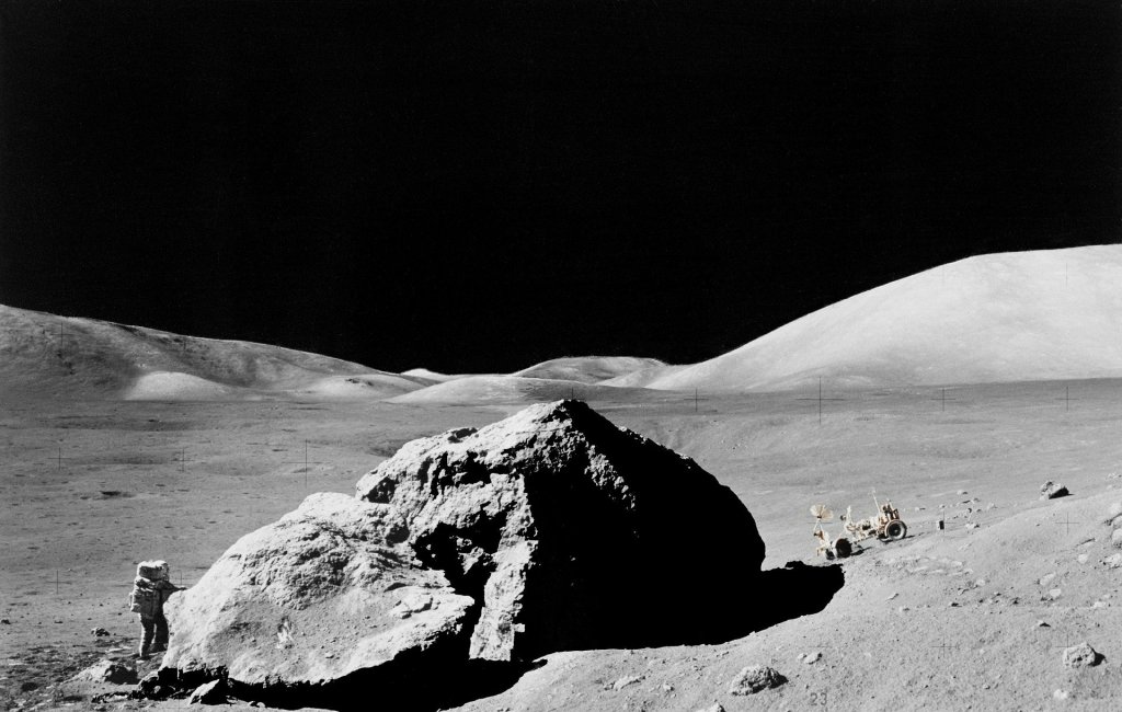 Китай откри "странни субстанции" на ЛунатаОт Китай също имаха своите сензационни новини – техният роувър Yutu 2 е събрал проби от Луната, в които се откриват „странни субстанции“. Веществото е с тъмнозелен цвят и напомня на скалата бреча – скала с груба зърнеста структура, изградена от минерали. Според китайските специалисти материалът може да се е образувал при вулканична дейност и би могъл да е крачка към разгадаването как точно се е образувал нашият естествен спътник.
