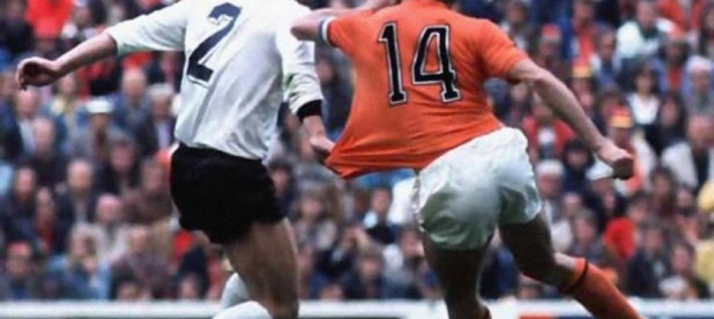 4. Кройф е първата голяма звезда във футбола, която носи номер извън стандартните 1-11. Когато през сезон 1970/71 се завръща в състава след лечение на контузия, "деветката" е взета от негов съотборник. Тогава избира №14 и той се превръща в негова запазена марка.
