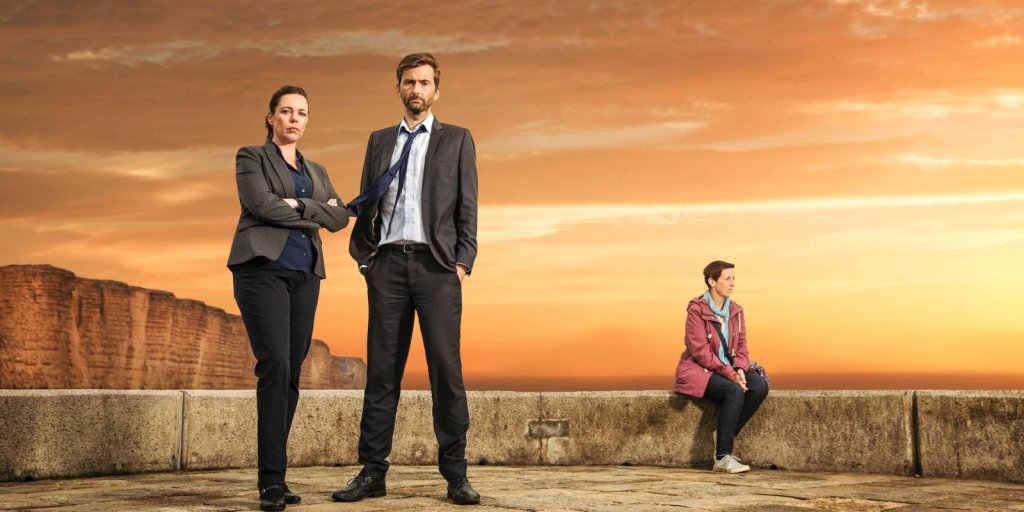 Broadchurch
Прекрасен криминален сериал, който си заслужава да гледате дори само заради невероятния акцент на Дейвид Тенант или блестящата актьорска игра на Оливия Коулман. Те съставляват необичайно детективско дуо в малкото градче Броудчърч, разтърс