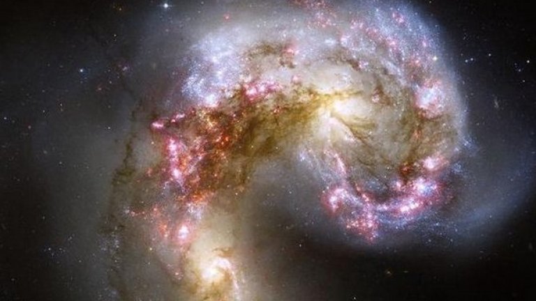 Най-ясната снимка на галактиките Антените е на "Хъбъл". При сблъсъка на двете галактики се разждат милиарди звезди в групи и клъстери
 