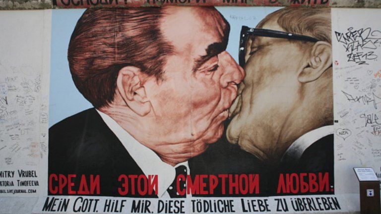 "Господи, помогни ми да преживея тази смъртоносна любов", гласи надписа на една от най-известните рисунки от стената - целувка между съветския ръководител Леонид Брежнев и генералния секретар на комунистическата партия в ГДР Ерих Хонекер