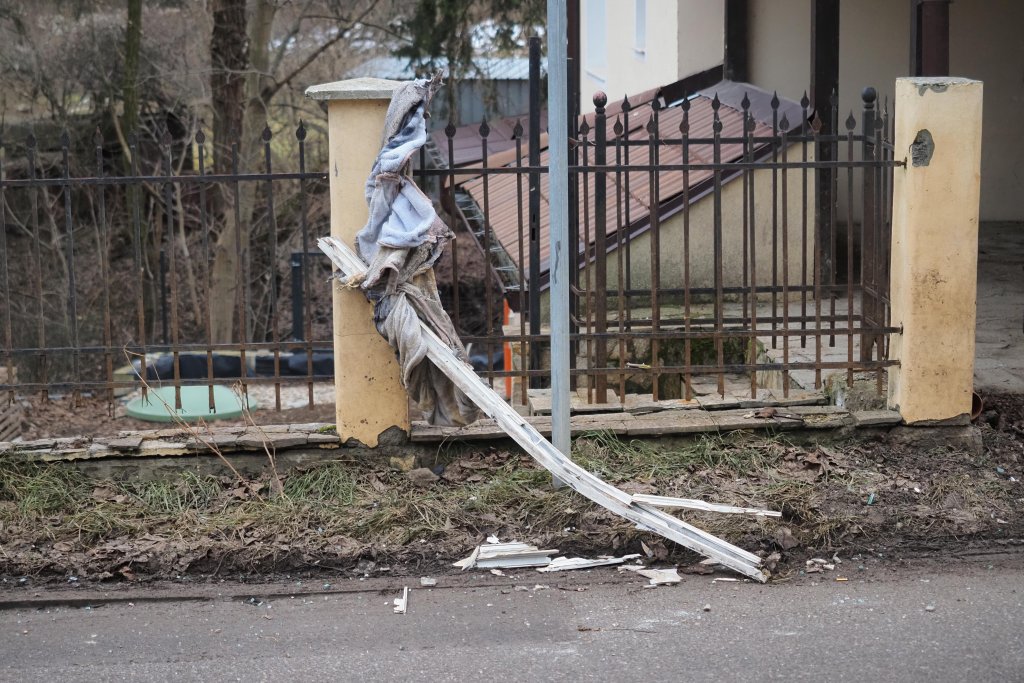 Силна експлозия в Банкя - една къща е разрушена, други са засегнати