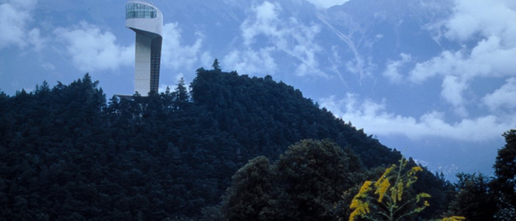 Високaта кула към съоръжението за ски-скокове в Инсбрук, Австрия, известна като Bergisel Ski Jump, предлага невероятна алпийска панорама