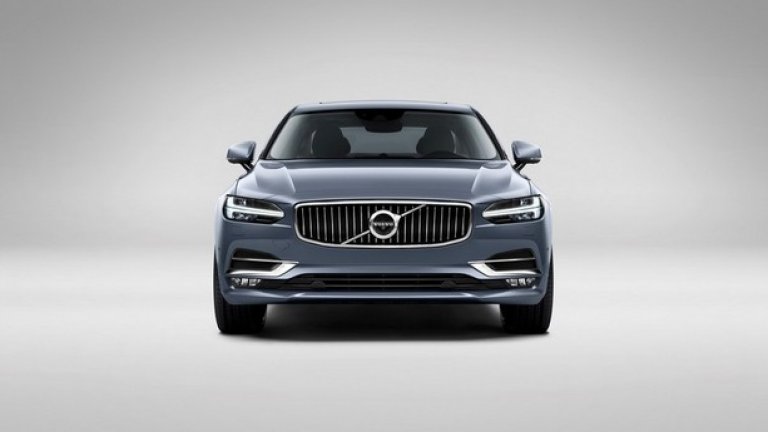 Оформлението на предницата прилича на това на XC90, а фаровете отново са с формата на "Чука на Тор"