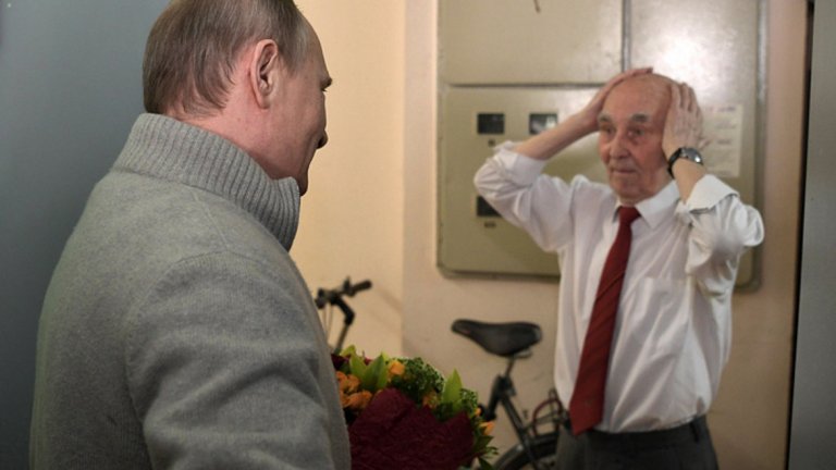 Руският президент Владимир Путин е поздравил бившия си шеф от КГБ - Лазар Матвеев по случай 90-годишния му рожден ден.