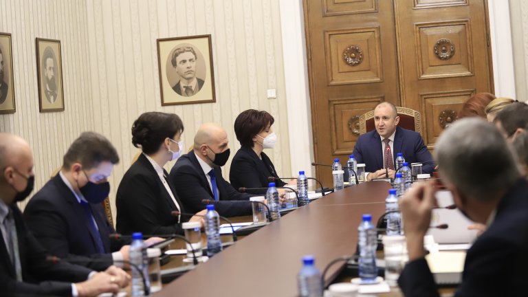 Или защо партии и политици продължават да се въртят в кръг и да се занимават с глупости