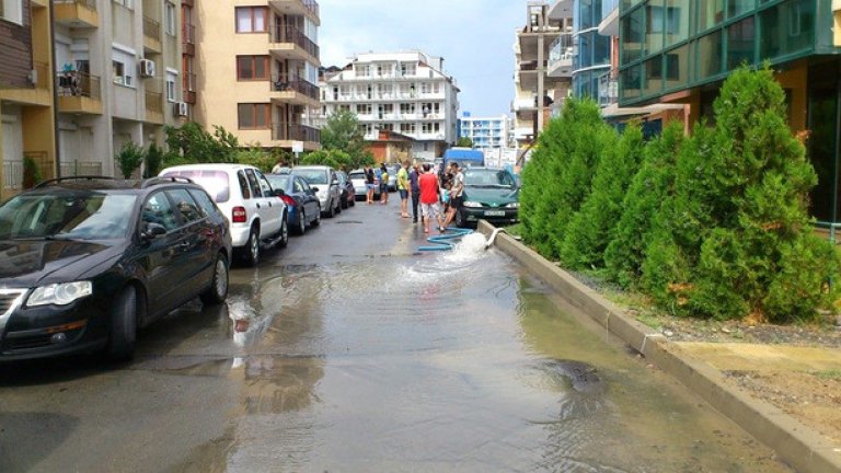 Созопол, 16 юли, 2014-та - прекрасната черноморска перла е известна с факта, че няма пречиствателна станция. Препълнената канализация и обилните валежи миналата година наводниха града. Да се надяваме, че тази година случката няма да се повтори