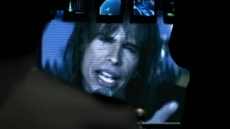 5. Aerosmith - I Don't Wanna Miss a Thing

Рок балада във филм за астероид, който застрашава да унищожи Земята. Да, няма никаква логика, но взе, че проработи. "Армагедон" с Брус Уилис и Бен Афлек може и да е просто един от многото филми в поджанра на разрушения и природни катаклизми, които заплашват човечеството, но изпъква с това парче от саундтрака си. "I don't want to miss a thing" стана и най-големият хит за Aerosmith, така че бандата също печели. А и на Стивън Тайлър вероятно му е било приятно в някаква степен да работи с дъщеря си Лив.