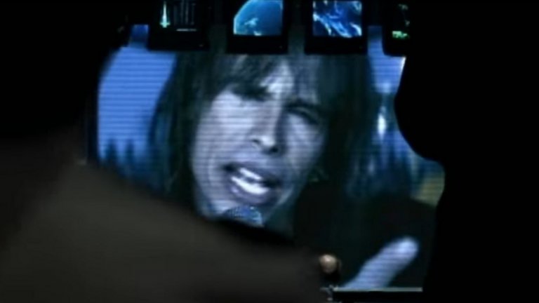 5. Aerosmith - I Don't Wanna Miss a Thing
Рок балада във филм за астероид, който застрашава да унищожи Земята. Да, няма никаква логика, но взе, че проработи. "Армагедон" с Брус Уилис и Бен Афлек може и да е просто един от многото филми в поджанра на разрушения и природни катаклизми, които заплашват човечеството, но изпъква с това парче от саундтрака си. "I don't want to miss a thing" стана и най-големият хит за Aerosmith, така че бандата също печели. А и на Стивън Тайлър вероятно му е било приятно в някаква степен да работи с дъщеря си Лив.