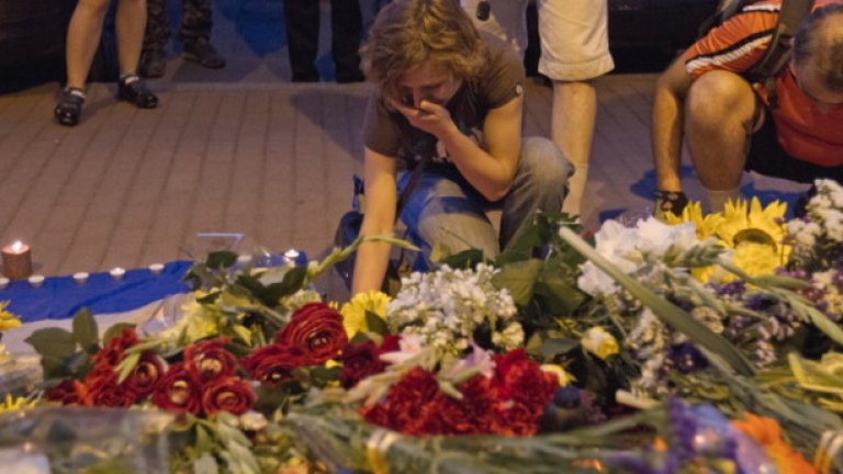 Хора се събраха пред холандското посолство в Киев, за да поставят цветя в памет на загиналите