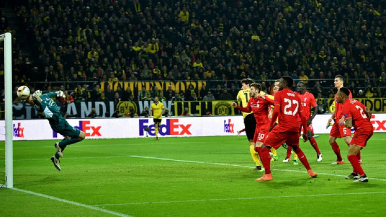 Матс Хумелс вкара за 2:1 в началото на второто