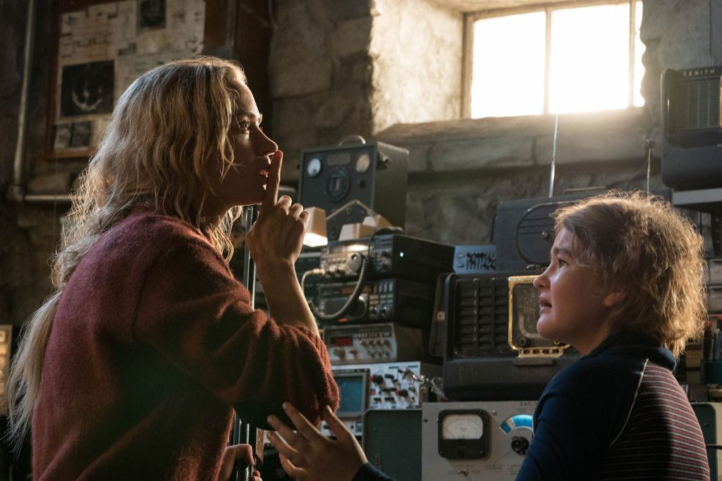 \"Нито звук\" (A Quiet Place)
Още един sci-fi филм, който успя да се наложи, въпреки сравнително неизвестният екип, който стои зад него (като изключим участието на Емили Блънт). Филм с елементи на антиутопия, където детската невинност, семейният живо