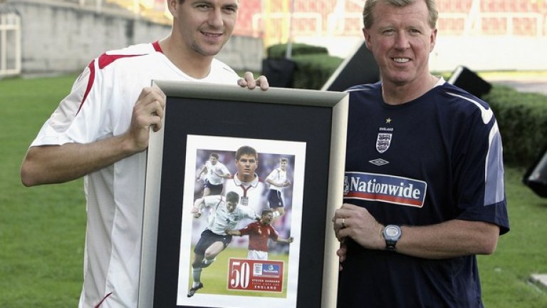 Награда от отбора за мач №50, като получава колажа от негови снимки в компанията на тогавашния селекционер Стив Макларън.