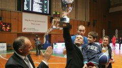 Константин Папазов е вдигнал високо първия европейски трофей в кариерата си и в историята на Левски
