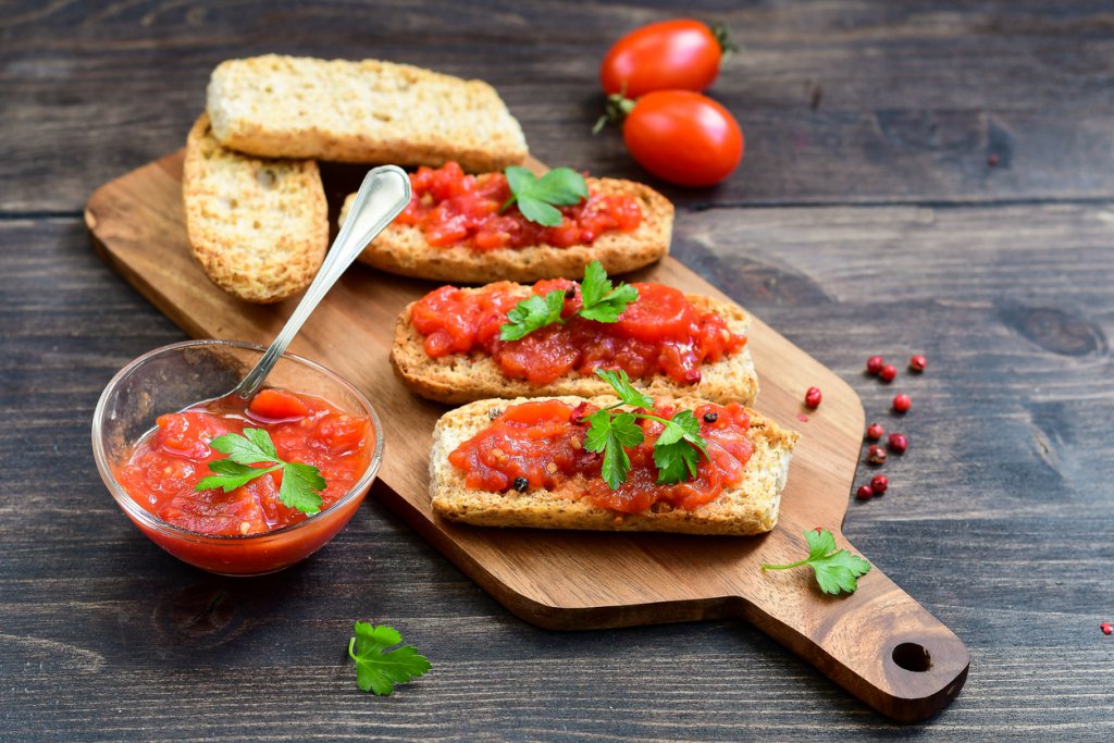 Пан кон томатеИли „хляб с домати“ от испански. Тук хлябът се реже на по-дебели филии и отново се запича леко – на фурна или на тостер. 2 големи домата се почистват от семките и се мачкат с няколко скилидки чесън, сол и зехтин. Ако е необходимо, сместа се отцежда леко. Хлябът се сервира с доматената паста, зехтин и маслини.