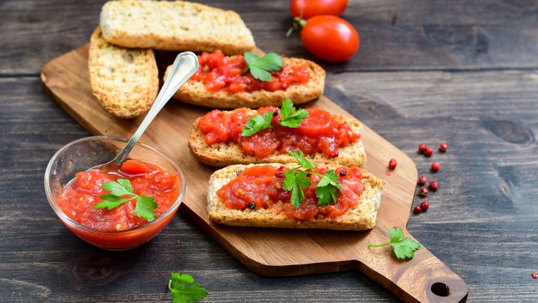 Пан кон томатеИли „хляб с домати“ от испански. Тук хлябът се реже на по-дебели филии и отново се запича леко – на фурна или на тостер. 2 големи домата се почистват от семките и се мачкат с няколко скилидки чесън, сол и зехтин. Ако е необходимо, сместа се отцежда леко. Хлябът се сервира с доматената паста, зехтин и маслини.