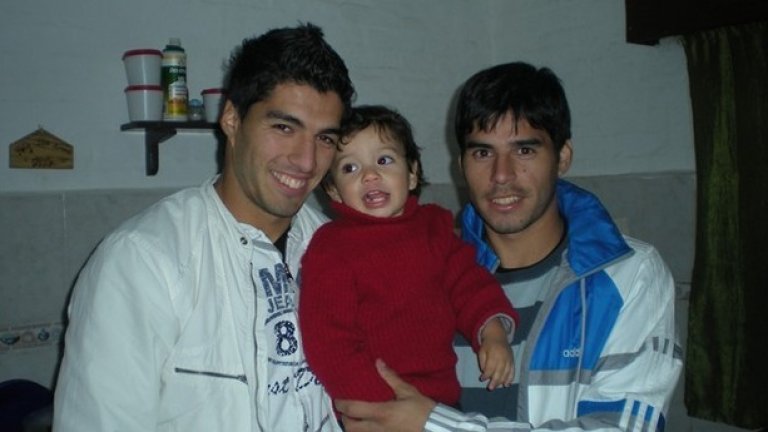 Луис и Паоло Суарес
Луис Суарес не се нуждае от представяне, но брат му Паоло е неизвестен. Свързва ги много силна братска връзка, но въпреки че стига до младежкия национален отбор на Уругвай, Паоло играе за клубове като Исидро Метапан и Ел Салвадор.