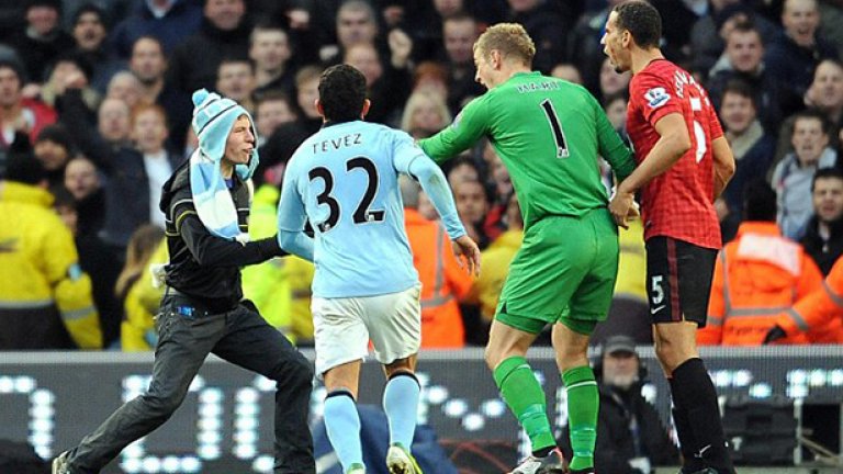 Манчестър Юнайтед - Манчестър Сити. И тук напоследък нещата рядко излизат извън контрол, освен в случая с радостта на Рио Фърдинанд пред феновете на Сити. Тогава го удариха с монета, а и опитаха нахлуване (на снимката).