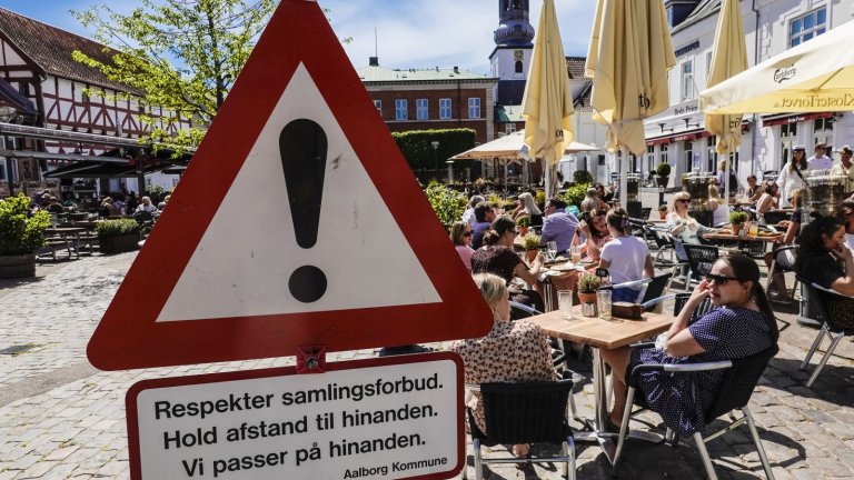 Табела в Олборг, Дания, призовава към спазване на социална дистанция. Но в скандинавските страни това не е правило, което да се спазва едва от март месец тази година.